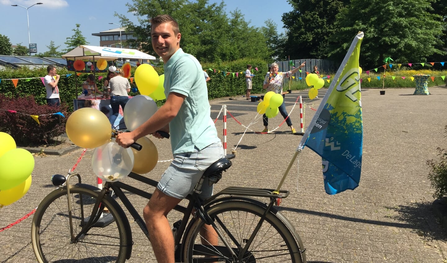• Luuk Bakker kwam op een versierde fiets naar het geslaagdenfeestje van De Lage Waard.