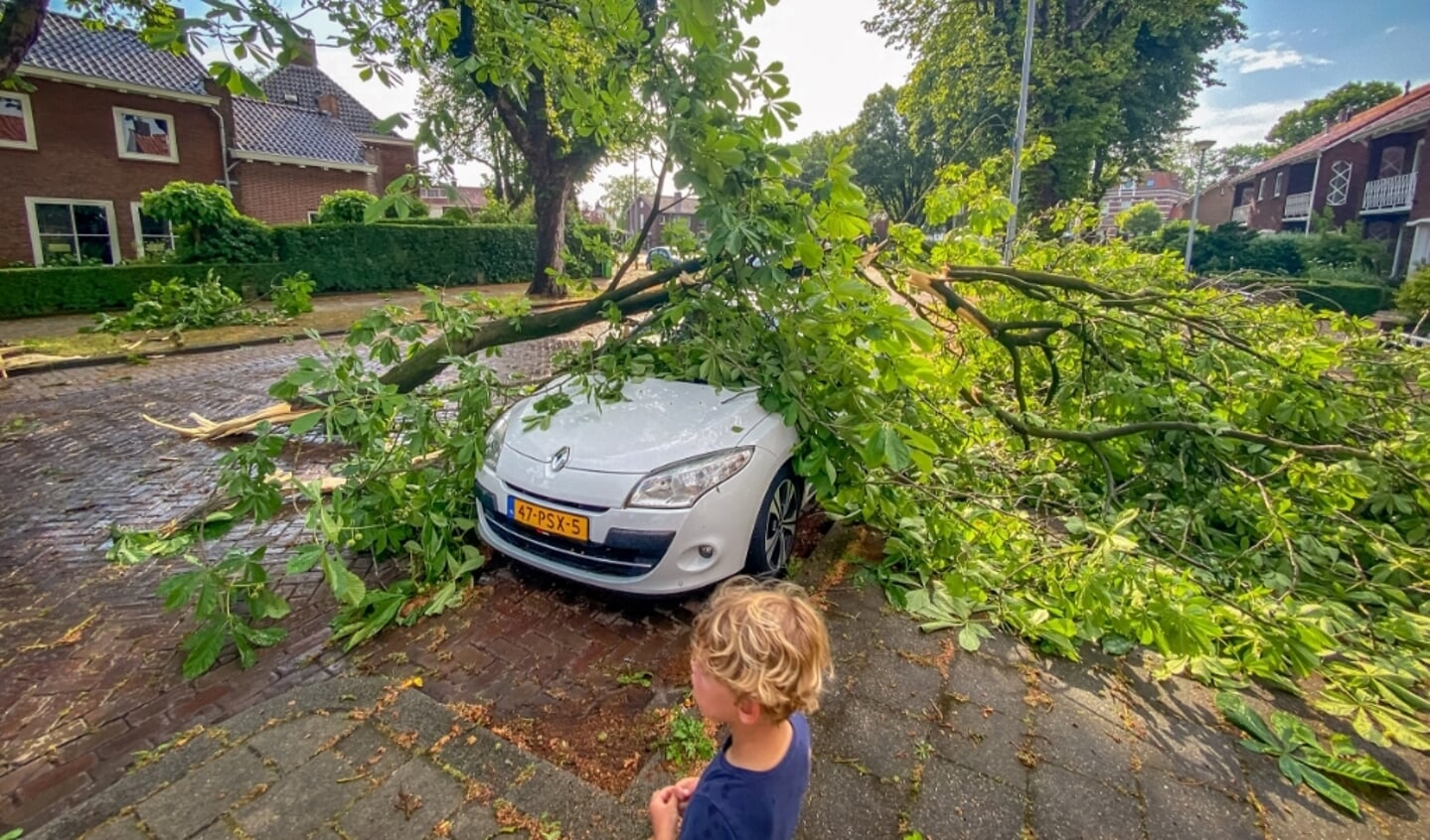 Tiel, 18 juni 2021
Kort en heftig noodweer met schade. Schaepmanstraat
Foto Jan Bouwhuis.