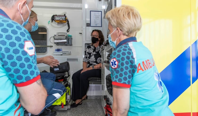 Minister Van Ark krijgt in een ambulance in Papendrecht uitleg over hoe de ambulancezorg verloopt.