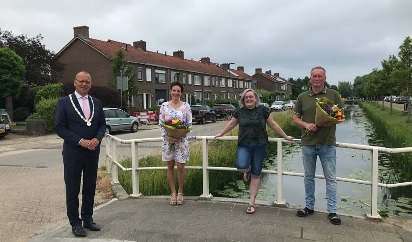 • Burgemeester Segers met Linda, Bianca en Gerrit-Jan.