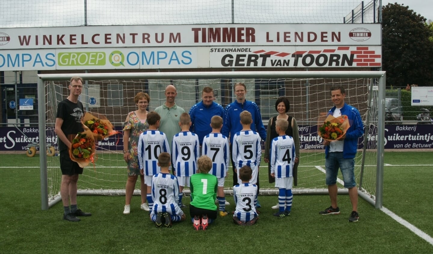 FC Lienden JO-9 met de sponsoren Hoveniersbedrijf Van Dijk, Zelfstandig Jemako adviseur Bianca van den Brink  