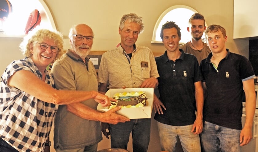 <p>Wim Straver van de gelijknamige firma in Almkerk neemt een taart in ontvangst.</p>
