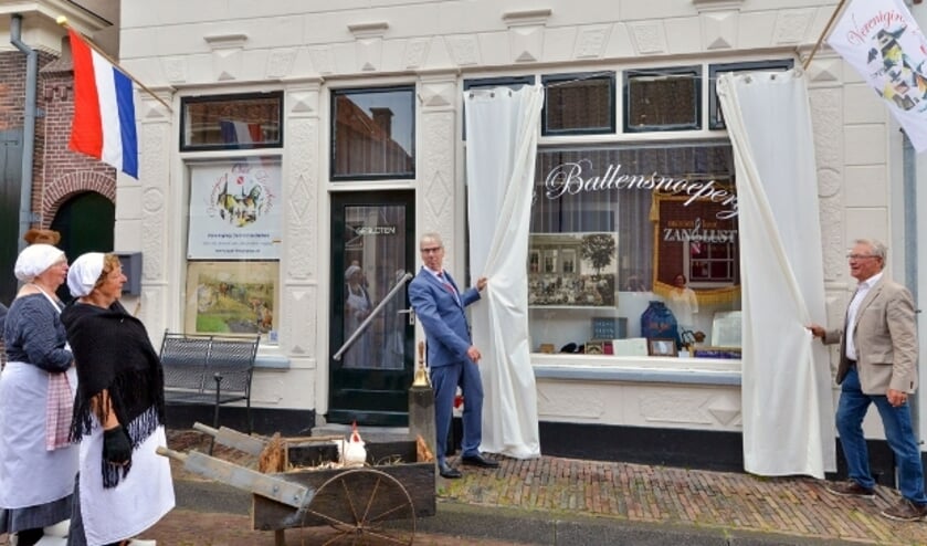 <p>Opening van De Ballensnoeperij (tevens H-TIP) door Wethouder Herman Wiggers (links) en voorzitter Hans Bakker. Foto: Paul van den Dungen</p>