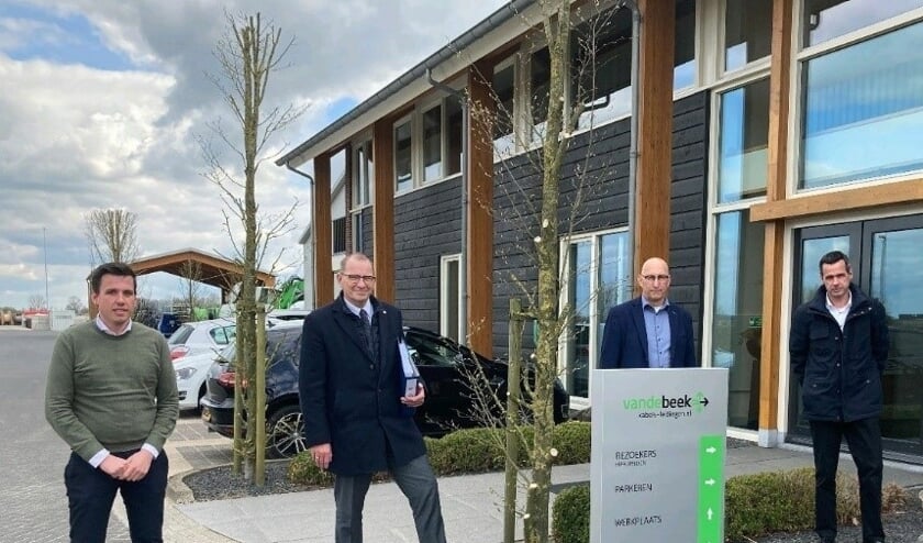 <p>• De betrokkenen bij de Hotspot, met Leo Dane als tweede van rechts.</p>