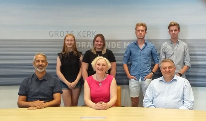 • Enkele jongeren en de initiatiefnemers van het Jongerenplatform, met Karel Spitsbaard links en Ruud Lammers rechts vooraan.