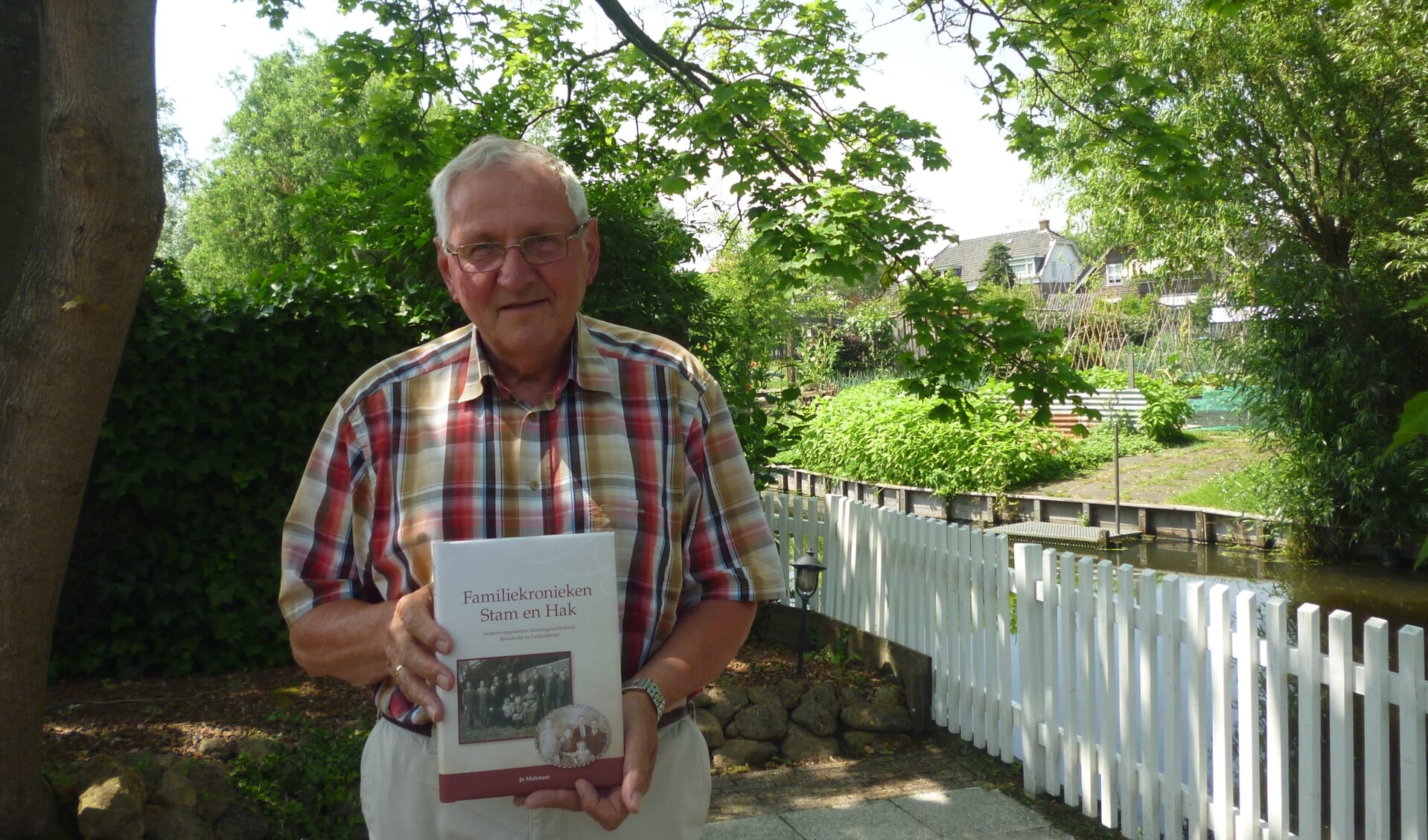 • Jo Molenaar met zijn boek over de families Stam en Hak.