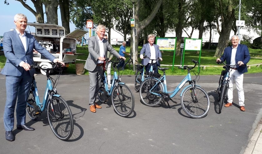<p>• Wethouders Anthon Timm, Wubbo Tempel en Leon de Wit (rechts) op de deelfiets van Windmill Bike. </p>