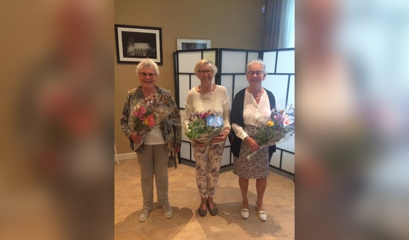 • De jubilarissen, met v.l.n.r. Ali Verhoef, Ria de Groot en Jannie Hijkoop.
