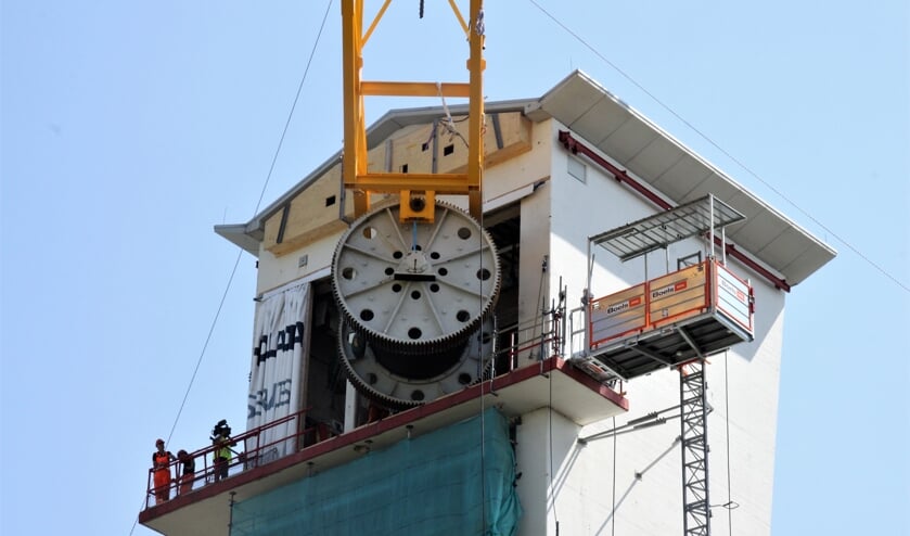 <p>• Met een speciale hijsconstructie werd woensdagochtend de oude trommel uit de heftoren gehesen.</p>