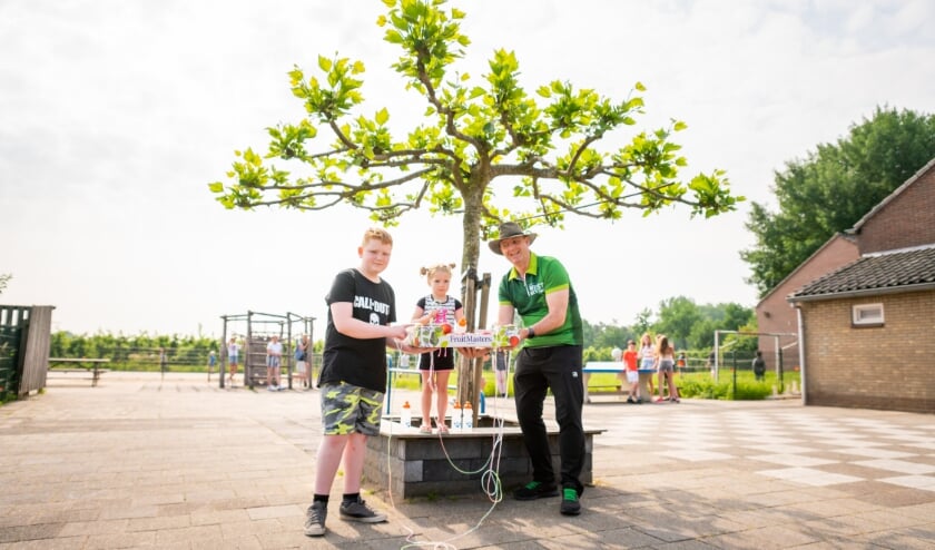 <p><strong>• </strong>De jongste en oudste leerling van OBS De Bloeiende Betuwe nemen de uitdaging aan.</p>