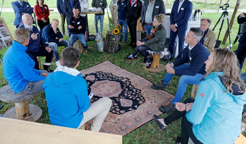 • Frans Timmermans in gesprek met de boeren.