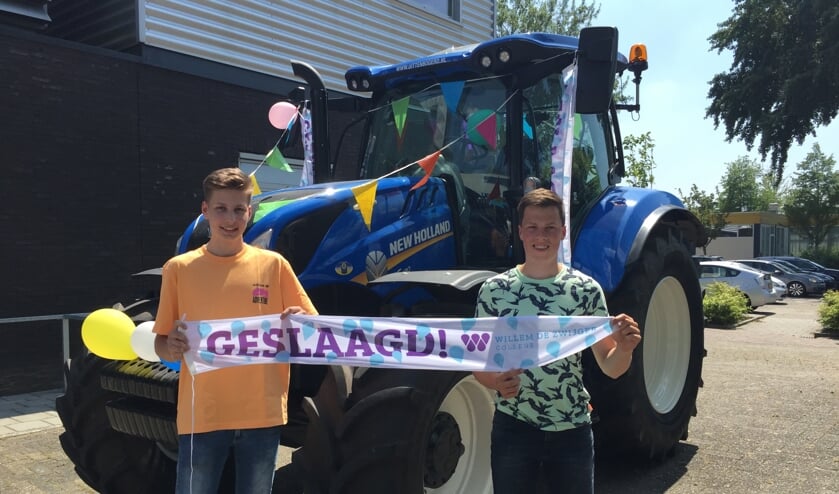 <p>• Mitchell Borst (links) en Gerben Meerkerk kwamen met de tractor.</p>