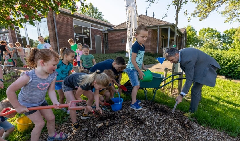 <p>Wethouder Van Vugt hield dinsdag een handje mee.</p>