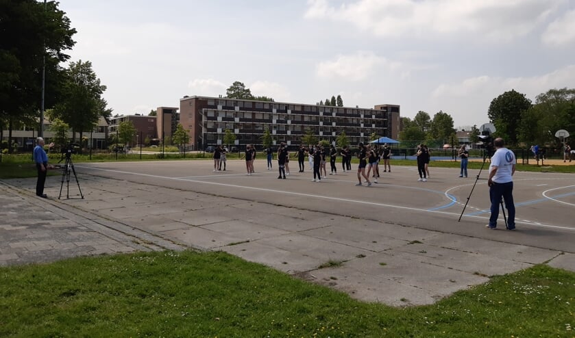 • De leerlingen zijn bezig met de Flashmob terwijl de opnamen gemaakt worden.