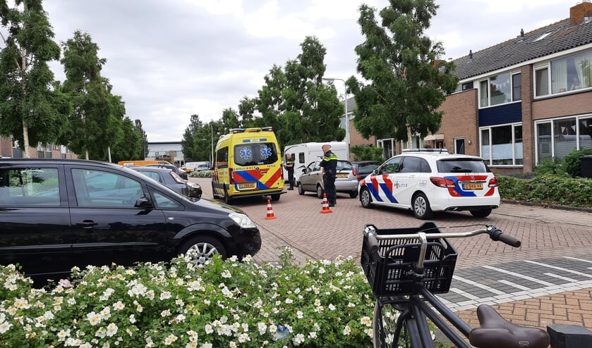 <p>• Politie en ambulance zijn aanwezig na het ongeval.</p>