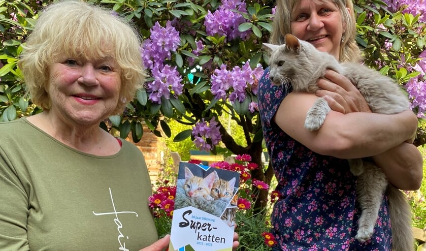 • Tineke de Nooij (L) en Miranda Heijdra (R) met Mac, een van de katten van Tineke.