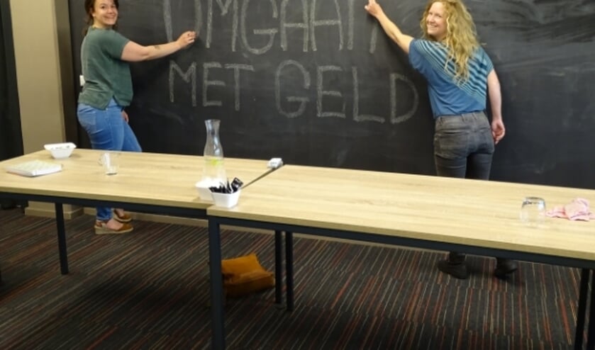 Cursus Omgaan met Geld voor laaggecijferden. Li. Felice Mul en re. Janneke van Riel