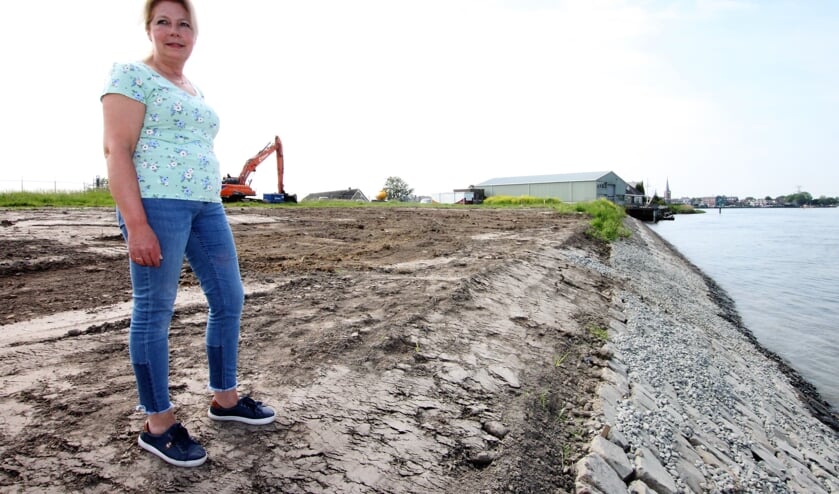 <p>• Monique Bos op het gesaneerde Avia-terrein.</p>