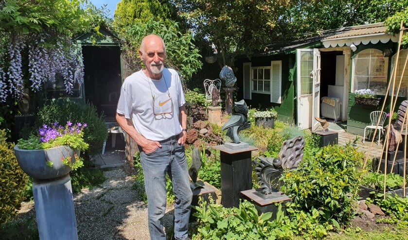 • Piet van der Velden in zijn beeldentuin in Lekkerkerk.