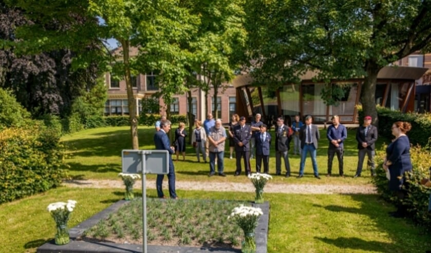 <p>Burgemeester Hans Beenakker en oudste veteraan M. van Gelder onthulde met het hijsen van een nieuwe vlag het witte anjerperk in stadstuin op Nationale Veteranendag 2021 Foto Jan Bouwhuis.</p>