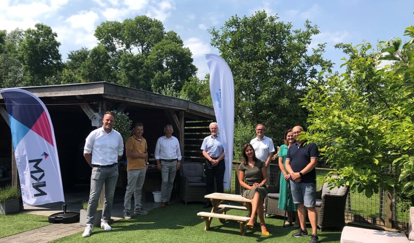 <p>• V.l.n.r. Koen Ditewig Projectleider NKM, Pieter Migchels, projectleider DELTA Fiber Netwerk, Huib Zevenhuizen, wethouder Gemeente Vijfheerenlanden, Piet Grootenboer, directeur DELTA Fiber Netwerk, Maartje Wisse, gastvrouw en gebruiker van het glasvezelnetwerk, Martin Streefkerk, Gemeente Vijfheerenlanden, Vivian Stemerdink, ambassadeur en Jacques Bloemendal, ambassadeur.</p>
