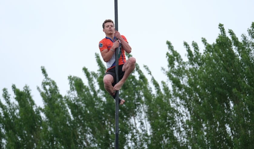 <p>• Roy Velis hoog in de stok.</p>