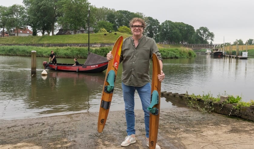 <p>Arjens van Gammeren gaat op waterski's achter een zalmschouw, als de teller 7500 euro aantikt.</p>