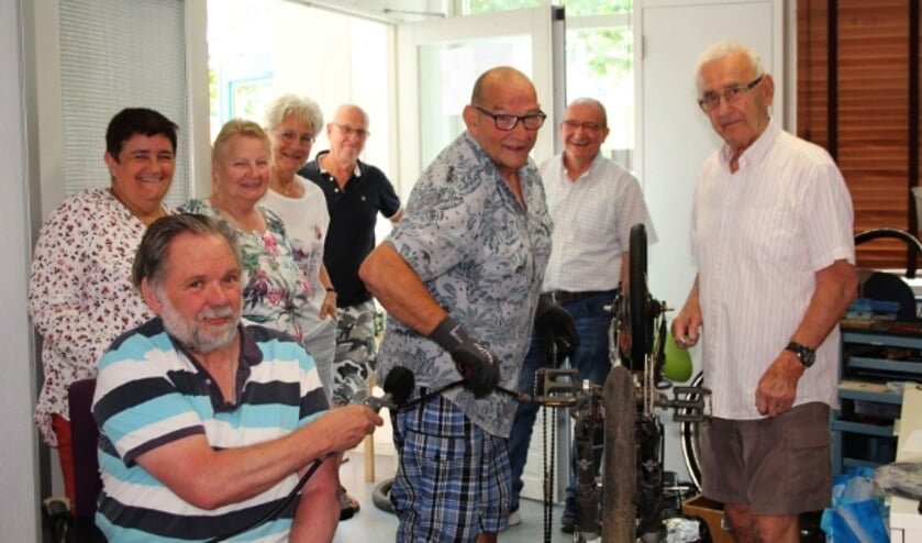 <p>De vrijwilligers van het Repaircaf staan elke dinsdagmiddag paraat aan de Heemradenlaan 36.</p>