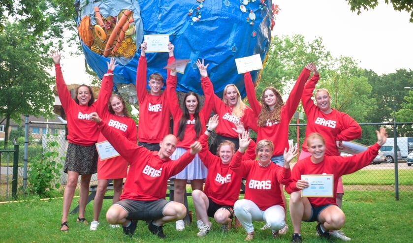 <p>• De jongeren bij hun plastic planeet.</p>