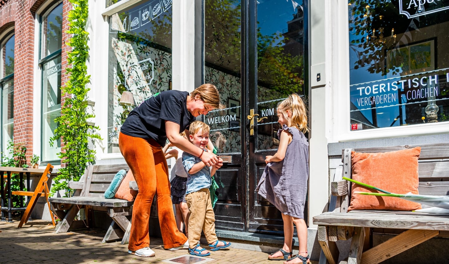 De 4-jarige Tijn Spek knipte zaterdagmiddag het lint door bij de opening van 'Spek&Spelt', de nieuwe koffiezaak en lunchroom van zijn moeder Lisanne. Spek&Spelt is geopend in 'De Oude Apotheek' in Schoonhoven, het toeristische informatiepunt in Schoonhoven.