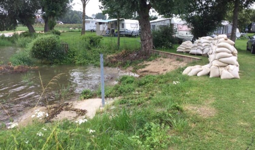 <p>• De zandzakken liggen al klaar op camping De Zwaan.</p>