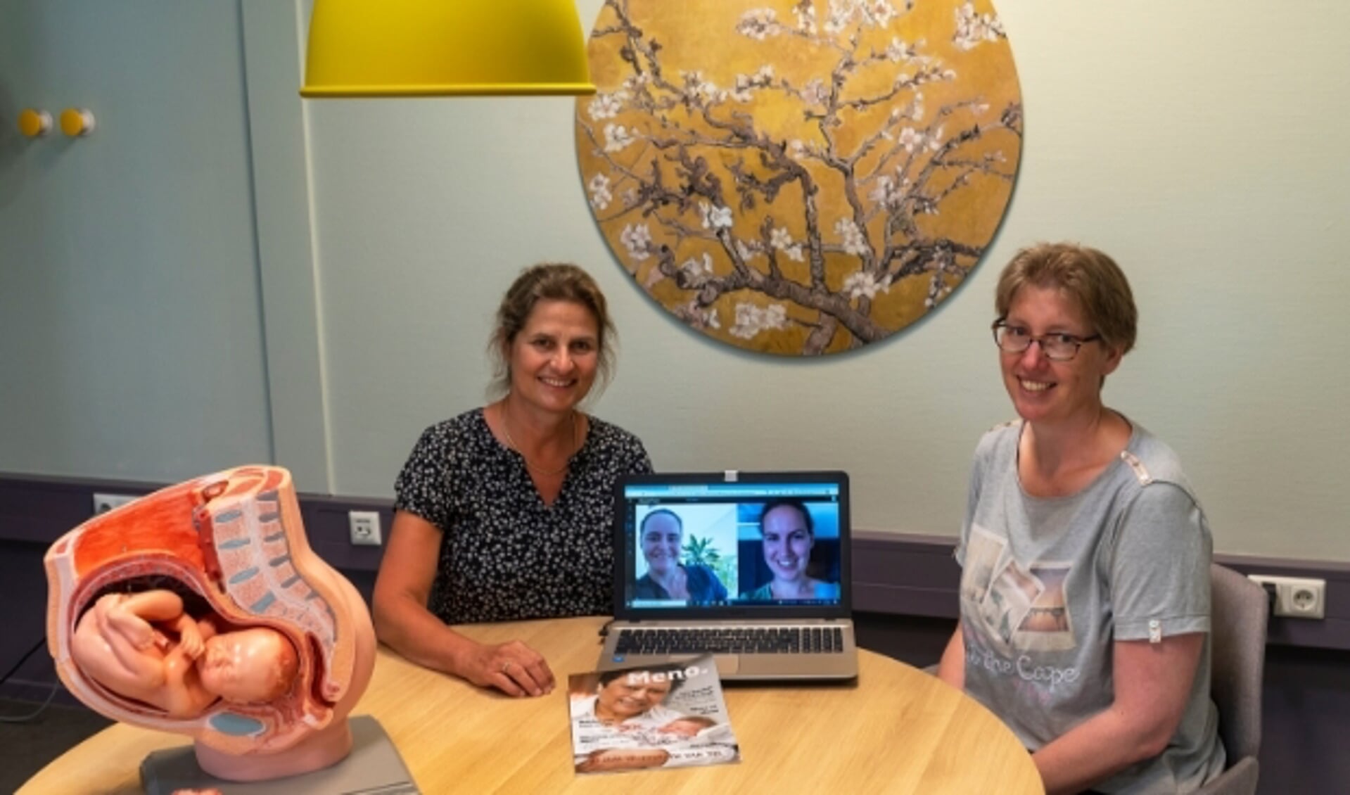 Verloskundigen Brigit Schoemaker en Irene Plancius met op de laptop Bianca Schöne en Lieve Geelen van Verloskundigen Centrum Meno