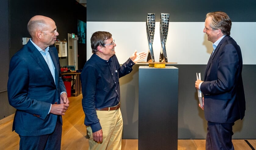 <p>• D66-coryfee en kunstkenner Alexander Pechtold opende donderdag in het Nederlands Zilvermuseum in Schoonhoven de tentoonstelling 'Ground Hope' van zilverkunstenaar Jan van Nouhuys. Links museumdirecteur Marcel Teheux.</p>