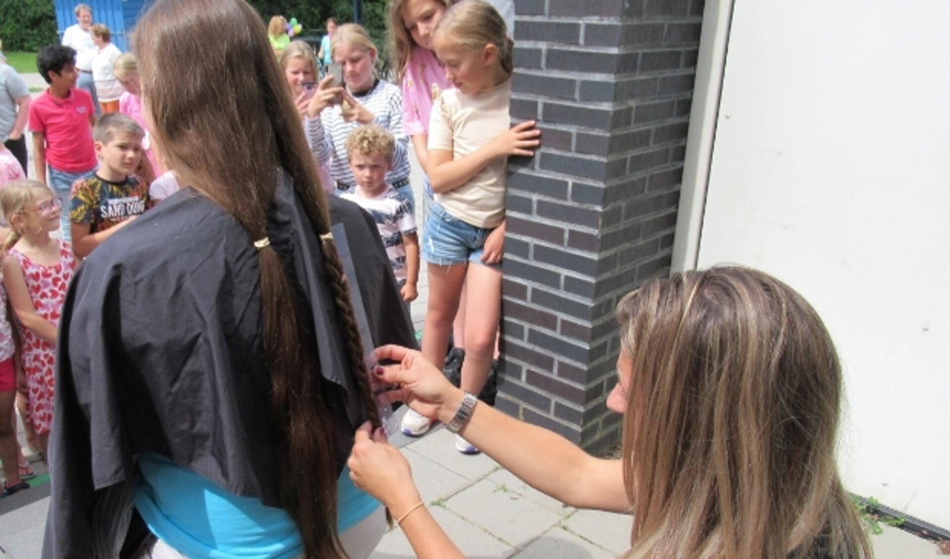 Juf Laura Miedema van groep 6 liet het haar knippen voor Stichting Haarwensen. En de kinderen spaarden geld voor dit goede doel. Eigen foto