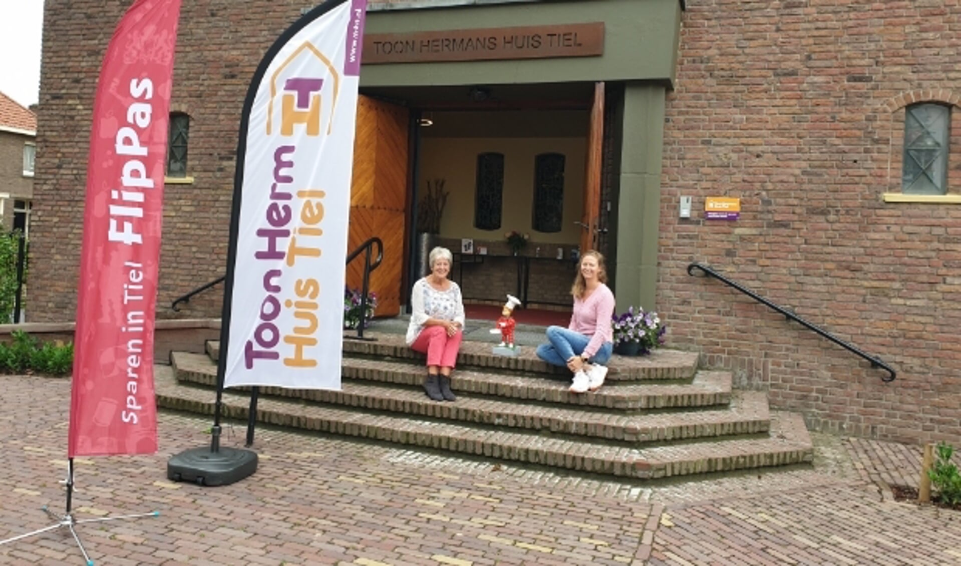Delphine Martens, bestuurslid Toon Hermans Huis Tiel en Rose van den Berg, marketing en communicatie Ondernemersvereniging Hart van Tiel.