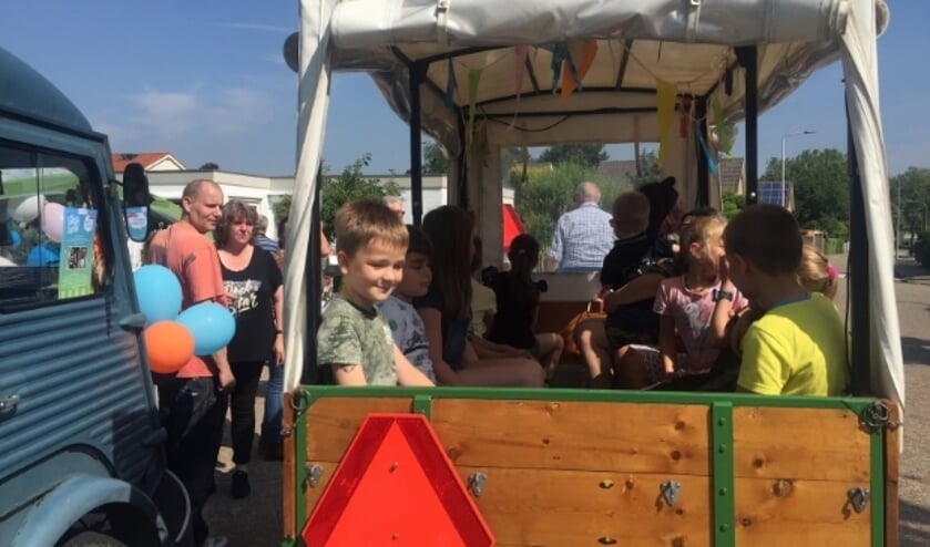 Aftrap Lief & Leedstraten in Neder-Betuwe kinderen in kar