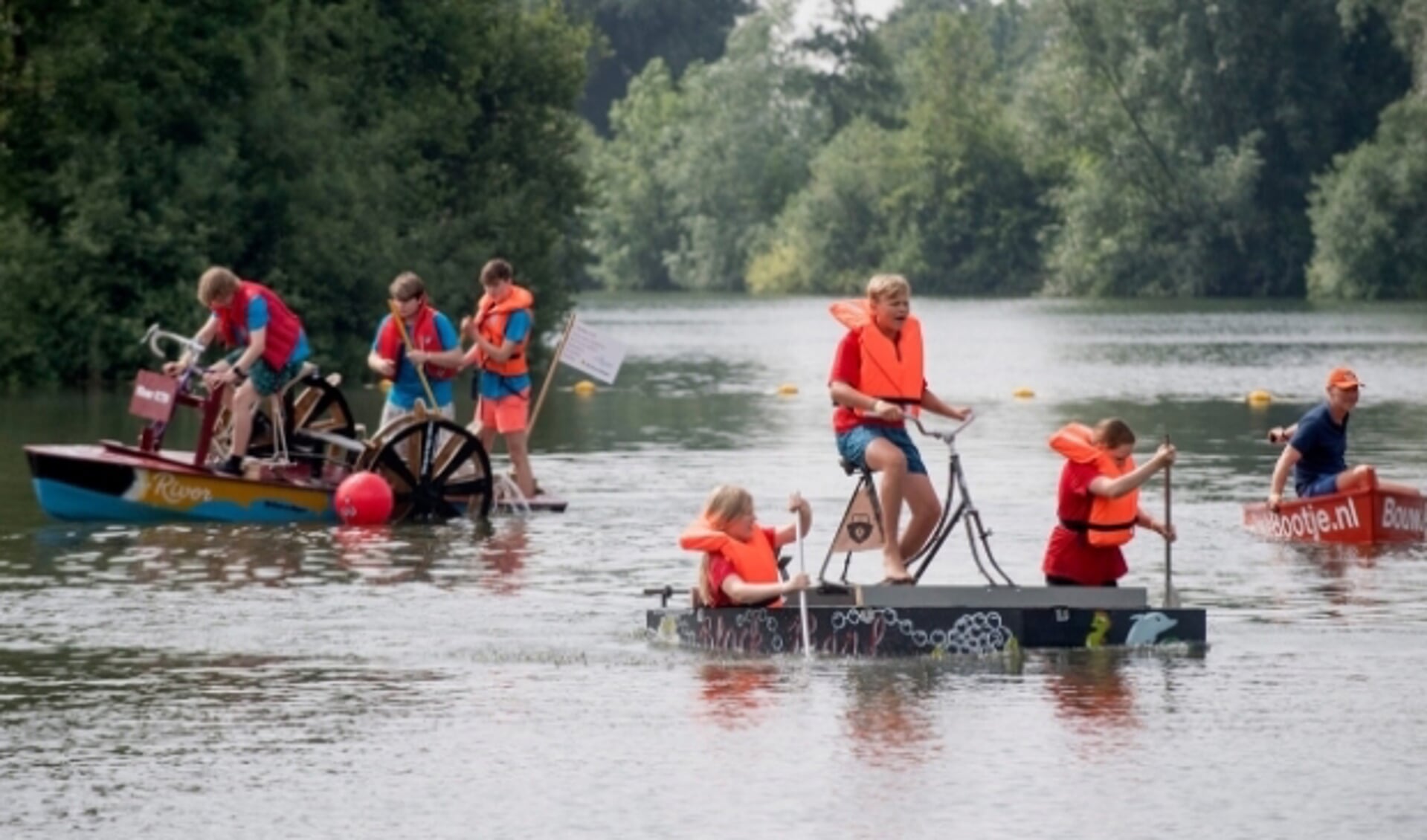 Battle of the Boats - een te gekke samenwerking tussen jongeren en bedrijven inclusief een vaarwedstrijd met zelfgebouwde boten - is een van de initiatieven van HUB Rivierenland