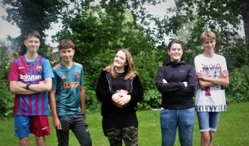 <p>De jeugd van Ochten is blij met de komst van een voetbalkooi op het trapveldje aan de Verlengde Schoolstraat. </p>