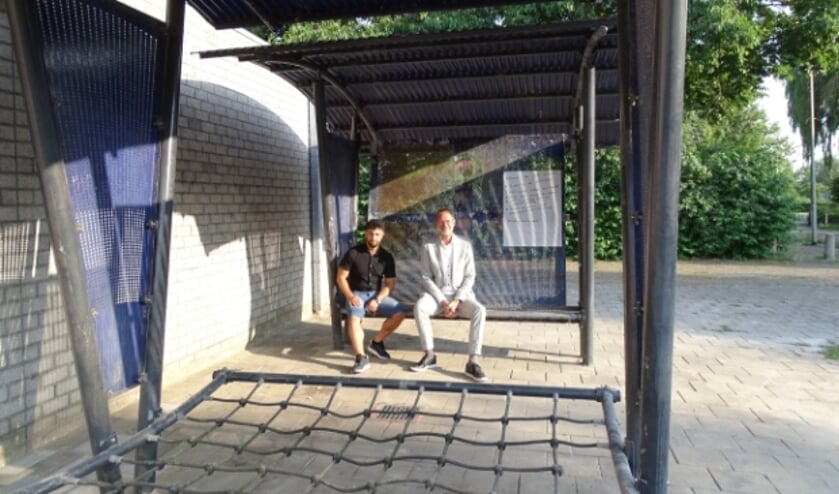 <p>Jongerenwerker Haitham Taher en wethouder Duindam van Oudewater bij het nieuwe JOP naast sporthal Noort Syde.</p>