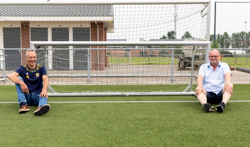 <p>Piet den Ouden en Gerard Zwart van de werkgroep walking football bij GDC.</p>