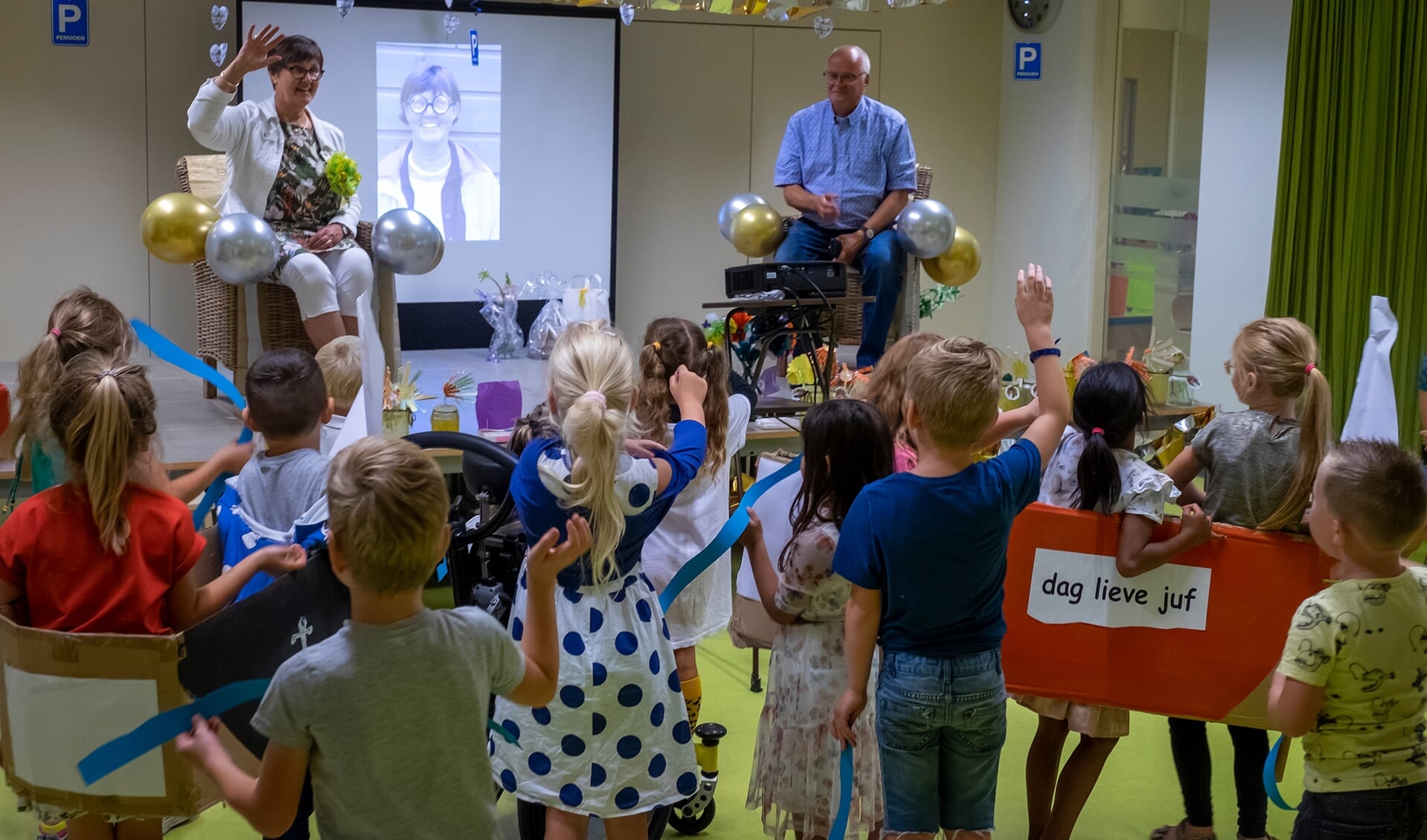 • Kinderen van De Bron in Gouderak namen donderdag afscheid van directeur Aria Vaatstra.