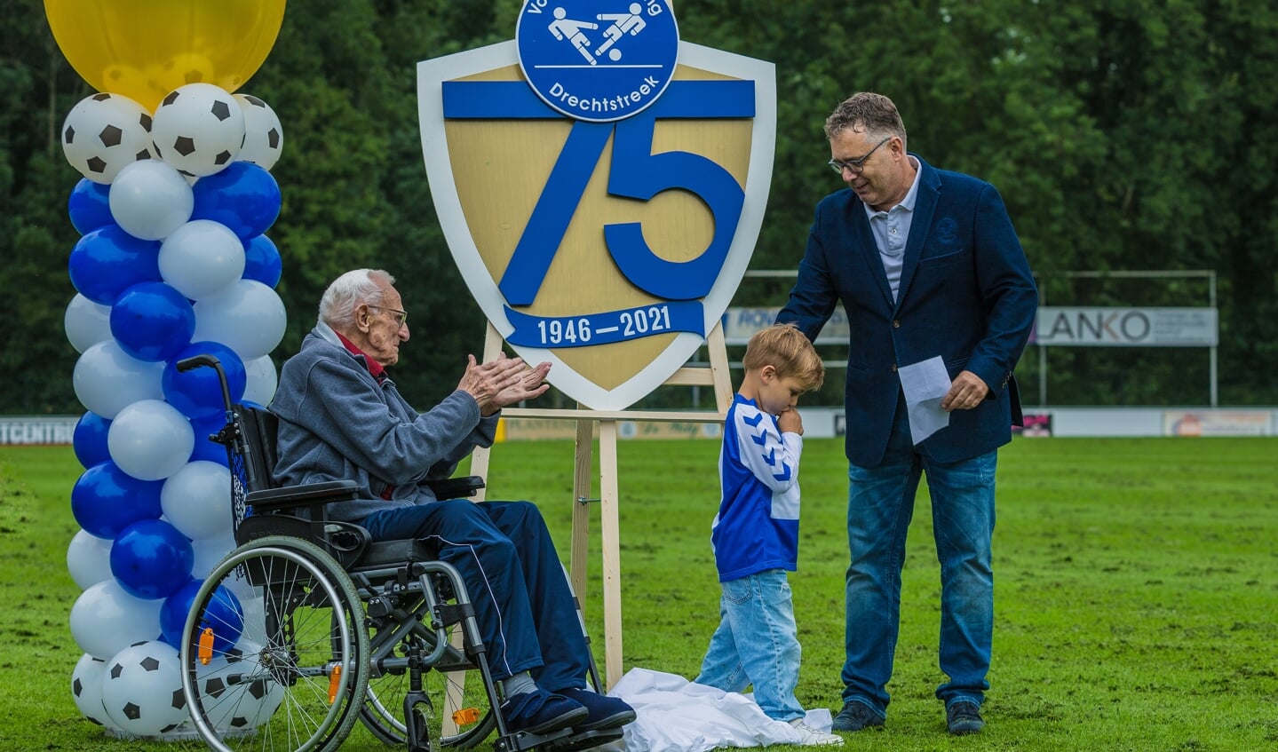 • De onthulling van het jubileumlogo van vv Drechtstreek.