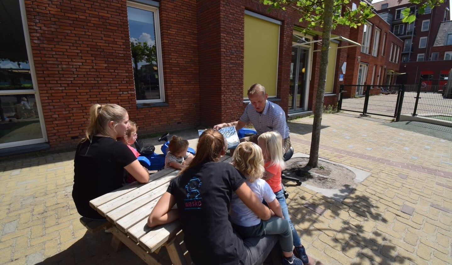 • Wethouder Teunis Jacob Slob leest voor onder de plantanen.