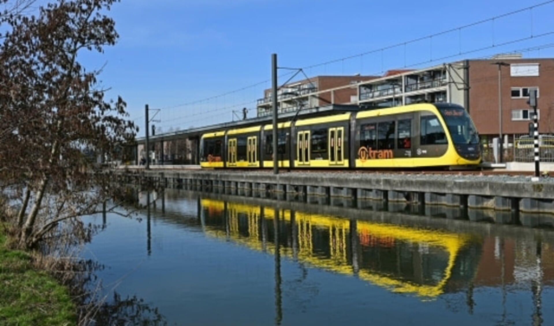 De nieuwe tram bij de halte IJsselstein-Zuid. 