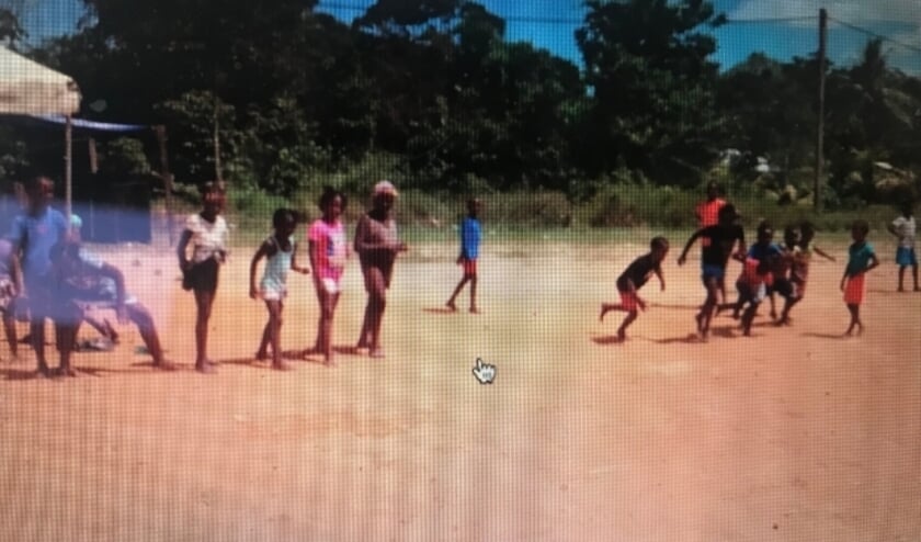 Jeugd op het sportveld Balingsoela