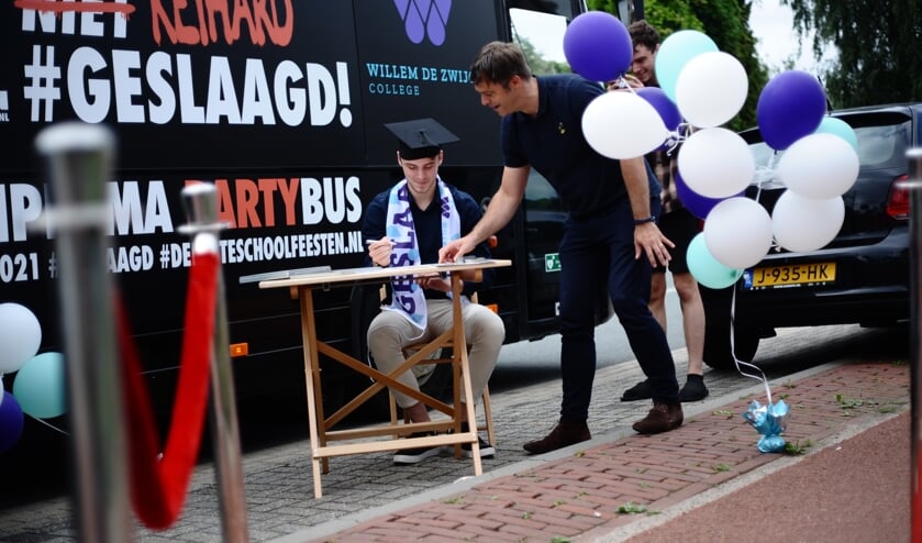 <p>• De laatste diploma-uitreiking op De Willem was anders, maar niet minder feestelijk.</p>