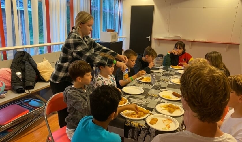 Samen eten als afscheid in de DOS kantine