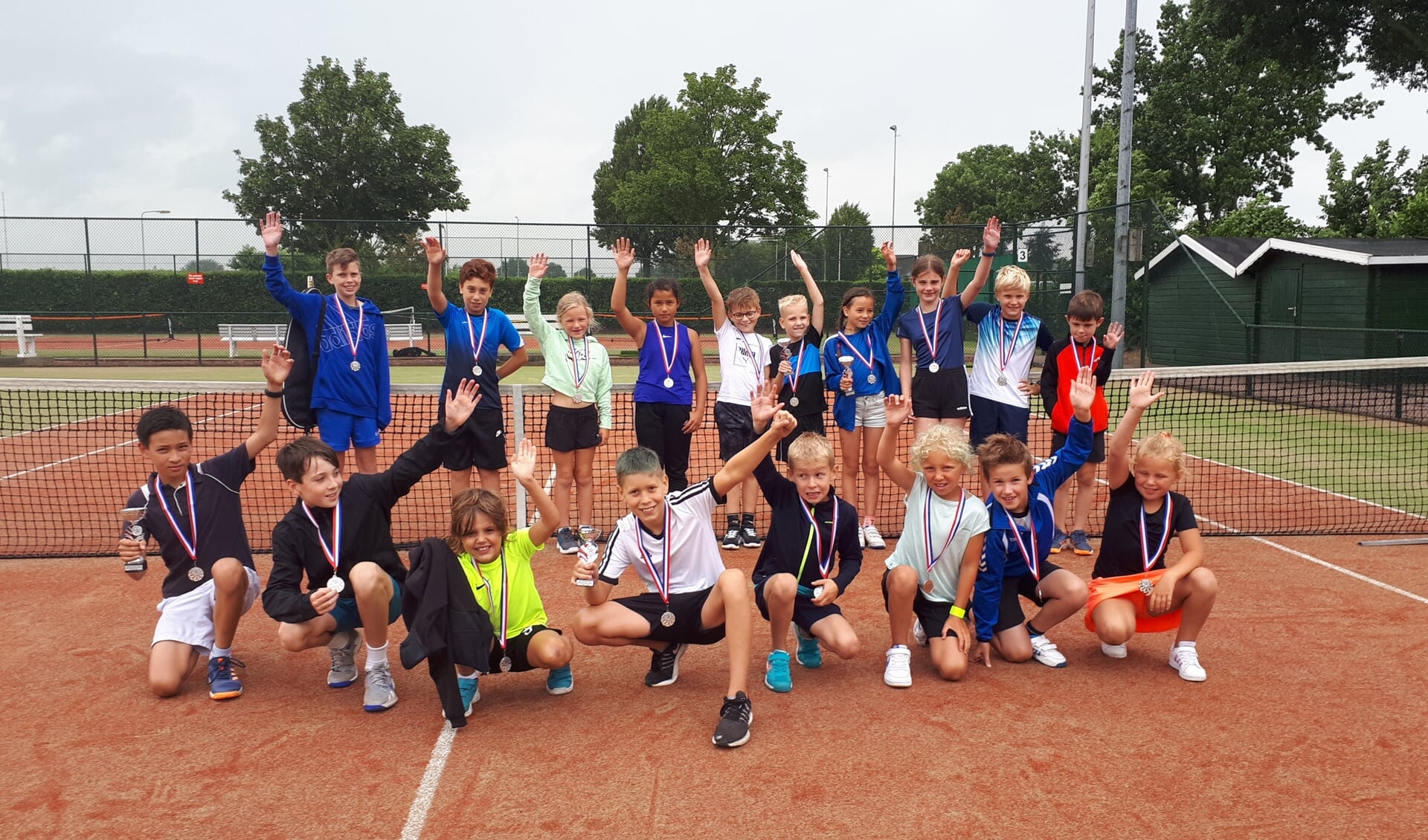 Prijswinnaars en deelnemers van het Open Termeise Zomer Tenniskids Toernooi