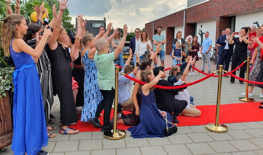 Kinderen van obs De Schatkist poseren op de rode loper