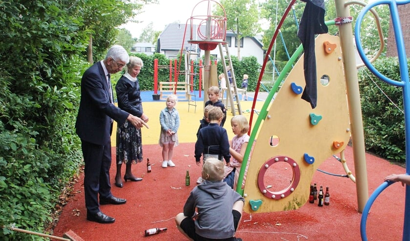 • Meester Verloop en zijn vrouw gingen alle spelletjes af om te kijken hoe de kinderen het deden.